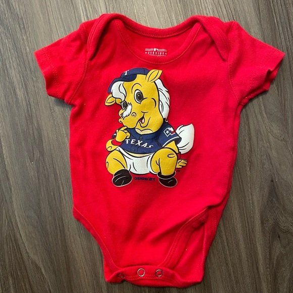 Genuine Merchandise Red Texas Rangers fan Bodysuit size 0/3 months - Picture 1 of 4